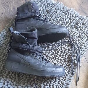 Stylish Black High-Top Women's Sneakers